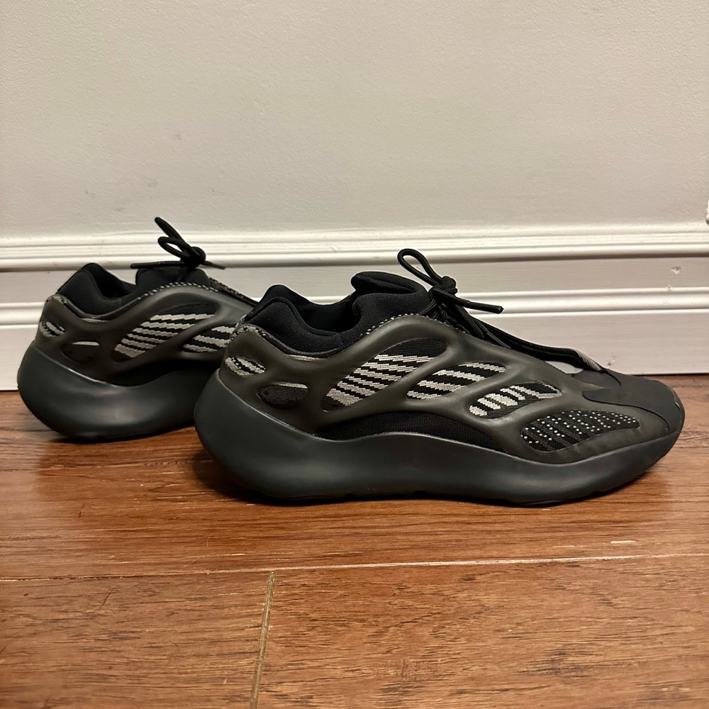 Adidas Yeezy 700 V3 Dark Glow Size 13